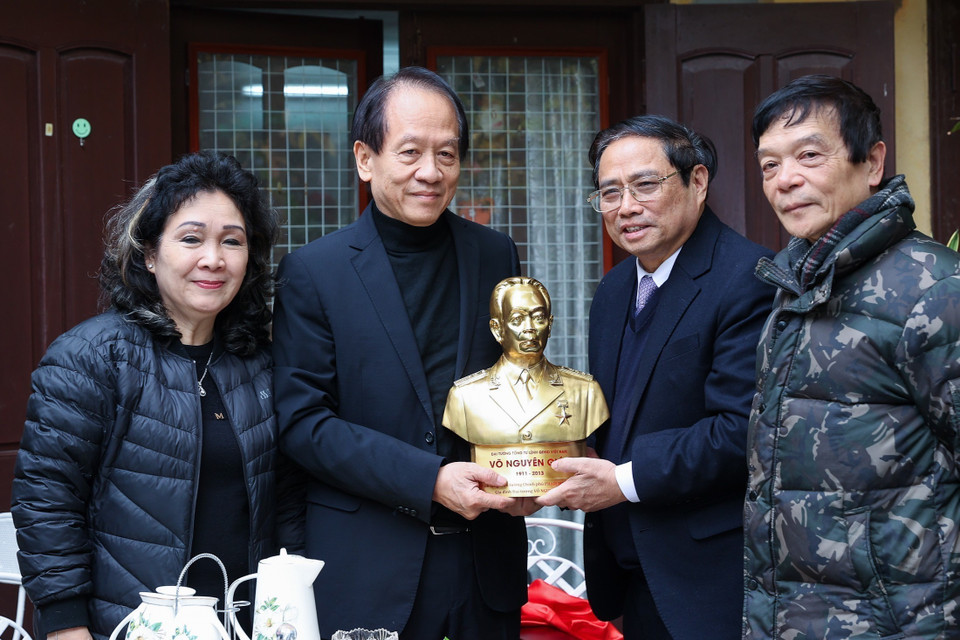 Thủ tướng Phạm Minh Chính tặng bức tượng chân dung Đại tướng Võ Nguyên Giáp cho gia đình. (Ảnh: Dương Giang/TTXVN)