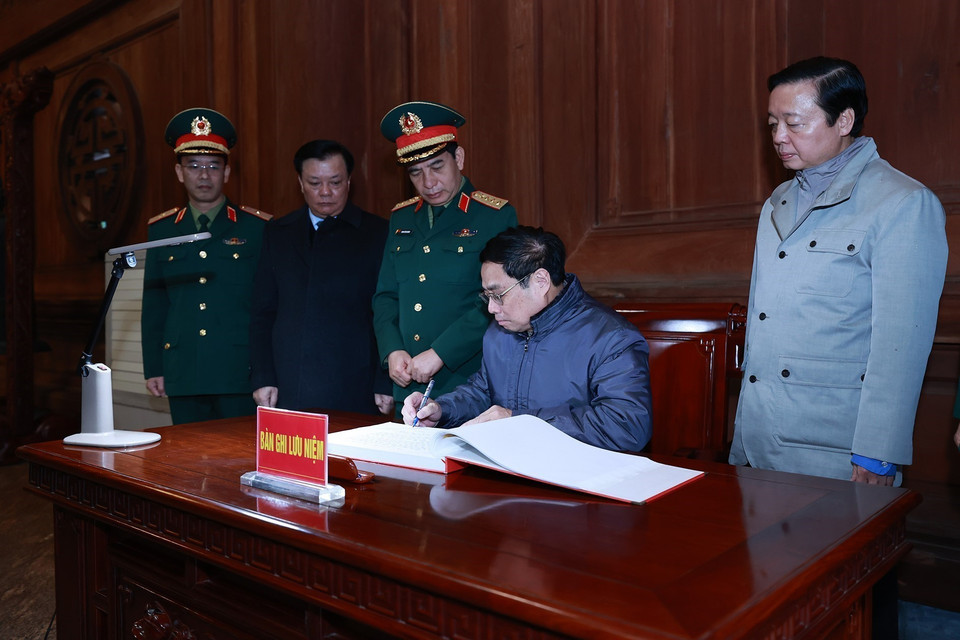 Thủ tướng Phạm Minh Chính ghi sổ lưu niệm tại Khu di tích K9. (Ảnh: Dương Giang/TTXVN)