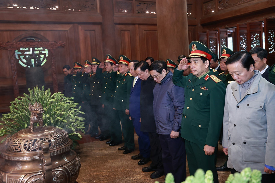 Thủ tướng Phạm Minh Chính và các đại biểu tưởng niệm Chủ tịch Hồ Chí Minh tại Khu Di tích K9. (Ảnh: Dương Giang/TTXVN)