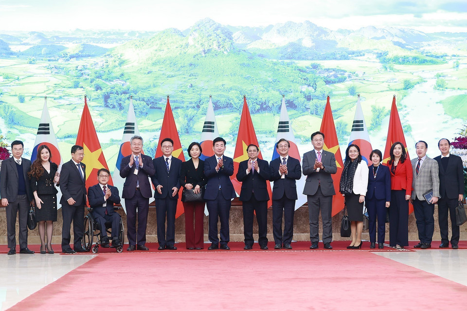 Thủ tướng Phạm Minh Chính và Chủ tịch Quốc hội Hàn Quốc Kim Jin-pyo cùng thành viên đoàn hai nước. Ảnh: (Dương Giang/TTXVN)