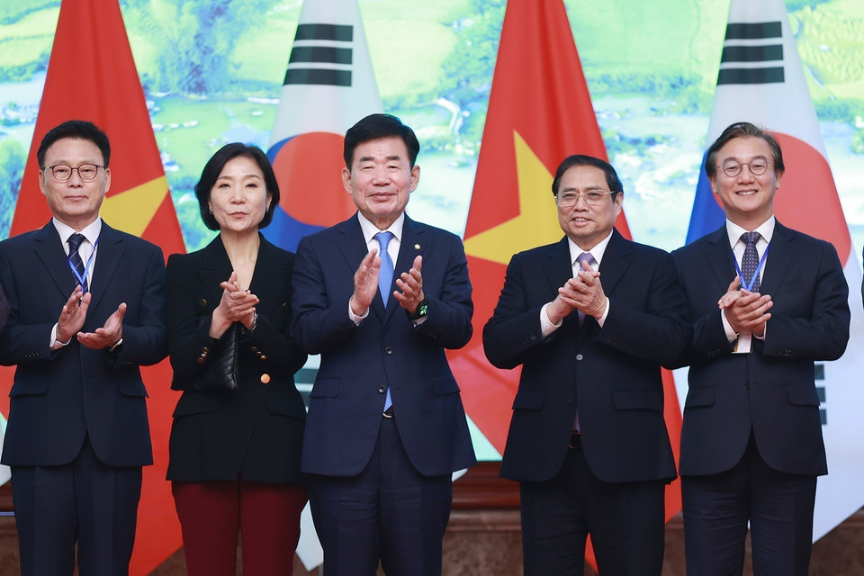 Thủ tướng Phạm Minh Chính và Chủ tịch Quốc hội Hàn Quốc Kim Jin-pyo cùng thành viên đoàn. (Ảnh: Dương Giang/TTXVN)