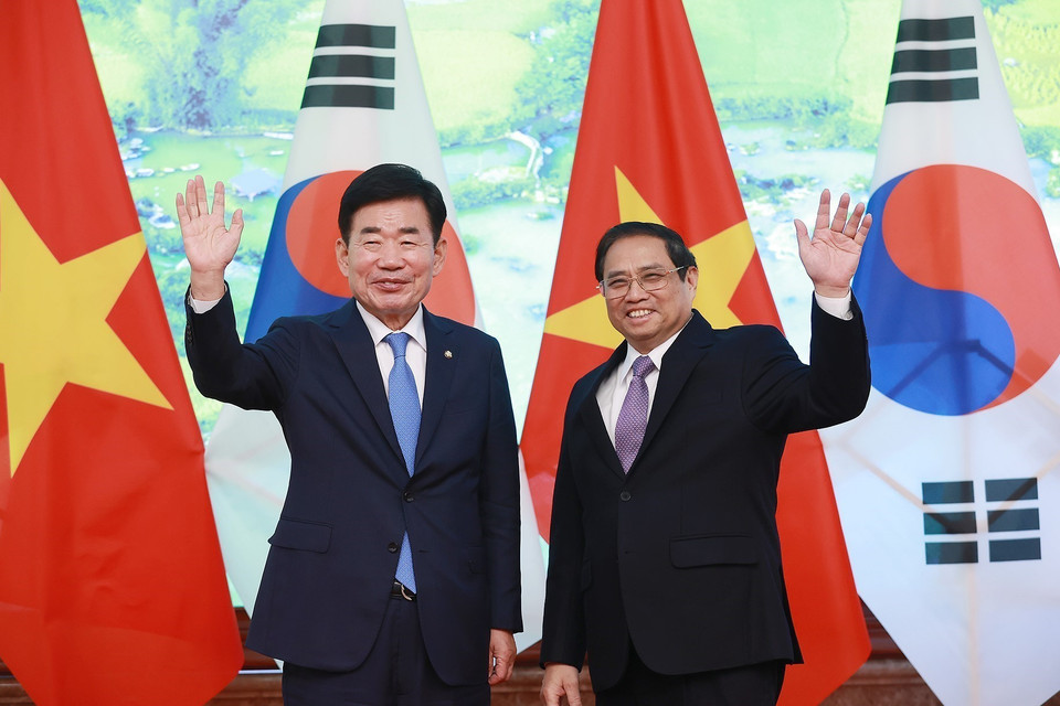 Thủ tướng Phạm Minh Chính tiếp Chủ tịch Quốc hội Hàn Quốc Kim Jin-pyo. (Ảnh: Dương Giang/TTXVN)