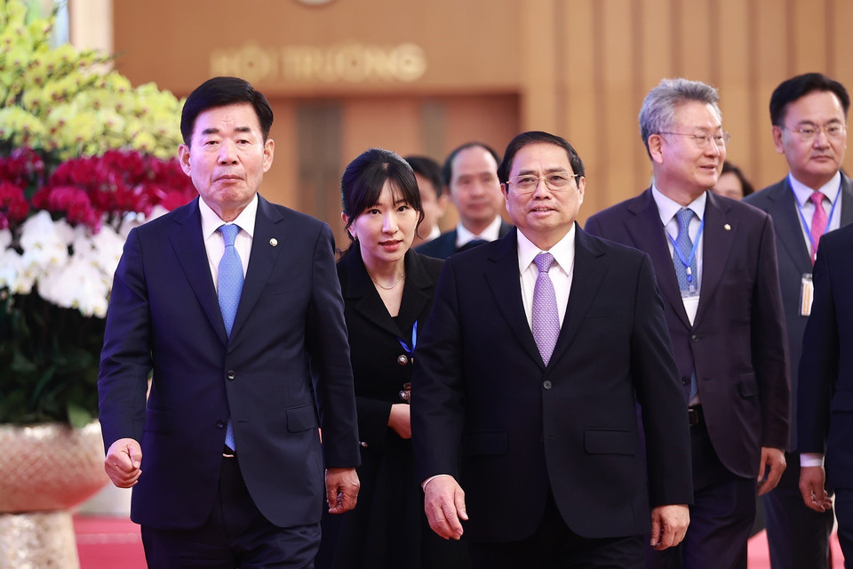 Thủ tướng Phạm Minh Chính đón Chủ tịch Quốc hội Hàn Quốc Kim Jin-pyo. (Ảnh: Dương Giang/TTXVN)