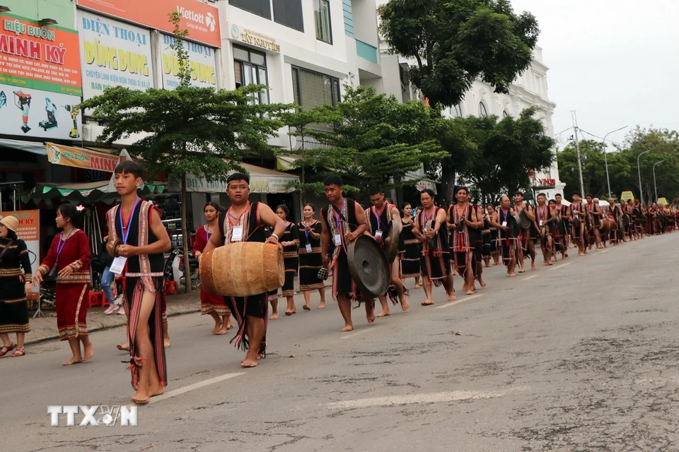 Các nghệ nhân diễu hành qua đường Phan Đình Phùng của thành phố Kon Tum. (Ảnh: Cao Nguyên/TTXVN)