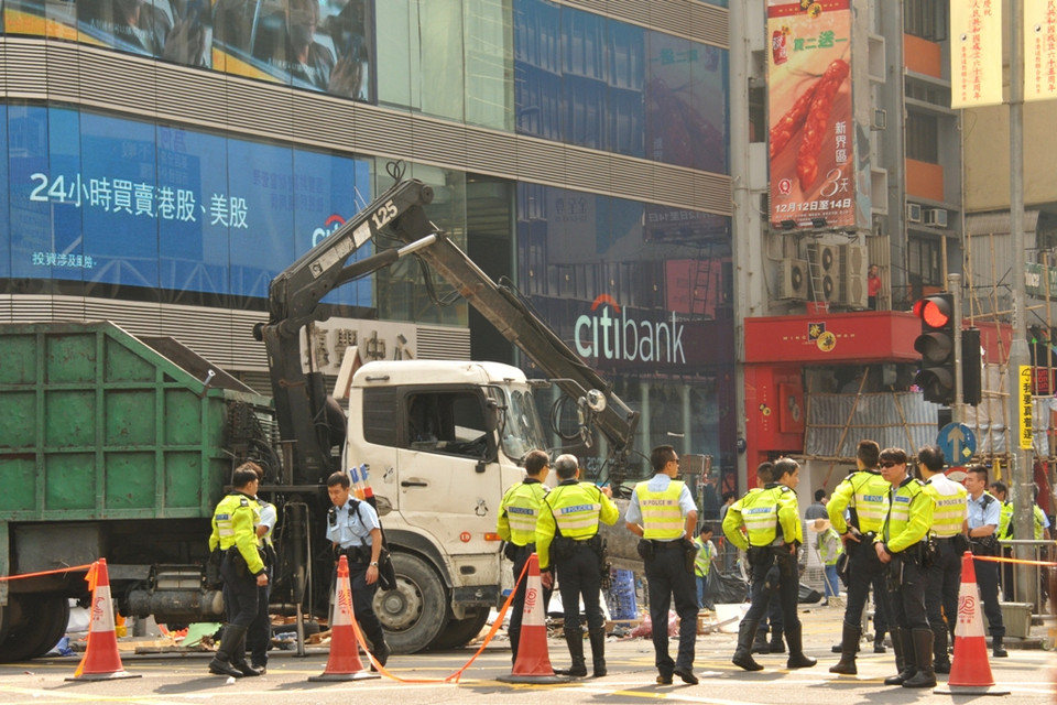 Cảnh sát thiết lập vành đai bảo vệ.