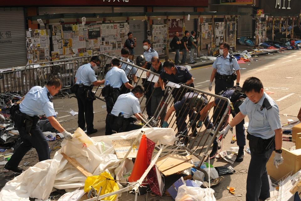 Rào chắn của người biểu tình bị dẹp bỏ.