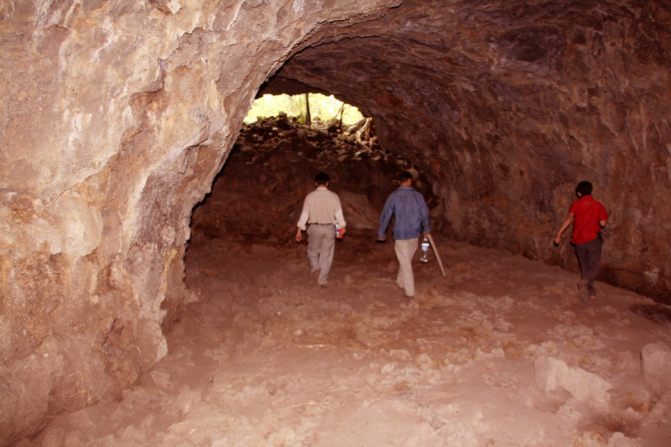 Trong lòng một hang động núi lửa. (Ảnh: Văn Ngoạn/TTXVN)