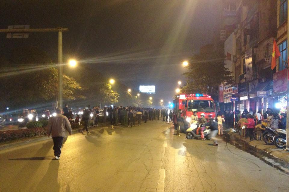 Xe cứu hỏa lập tức có mặt. (Ảnh: Minh Sơn/Vietnam+)