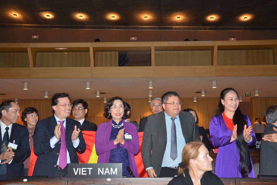 Đoàn Việt Nam vỗ tay chào mừng chiến thắng sau tiếng gõ búa của Chủ tịch hội nghị chính thức vinh danh dân ca Ví, Giặm Nghệ Tĩnh. (Ảnh: Bích Hà)