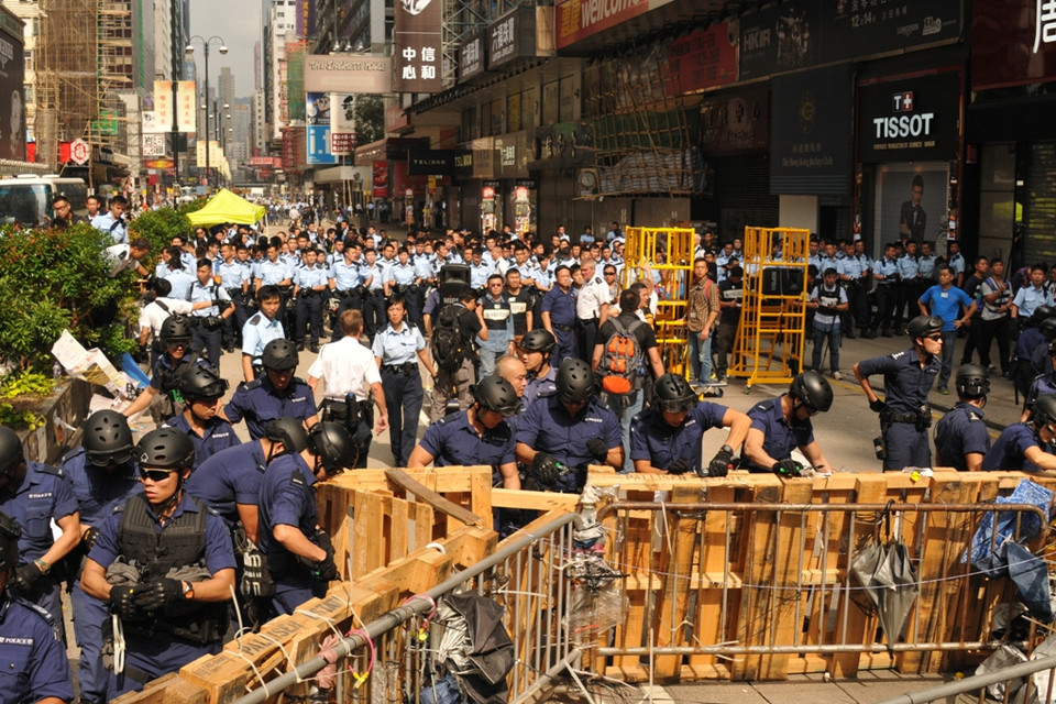 Cảnh sát tháo dỡ những rào chắn cuối cùng.