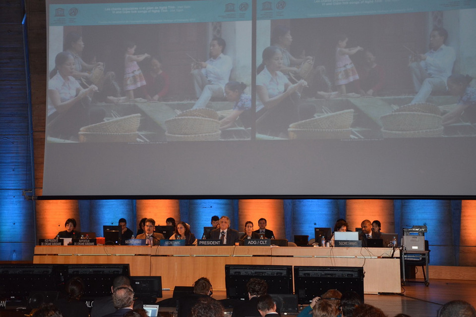 Hình ảnh người dân 2 tỉnh Nghệ An và Hà Tĩnh thực hành hát dân ca Ví, Giặm trong quá trình lao động sản xuất được chiếu trên màn ảnh lớn tại hội trường UNESCO. (Ảnh: Bích Hà)