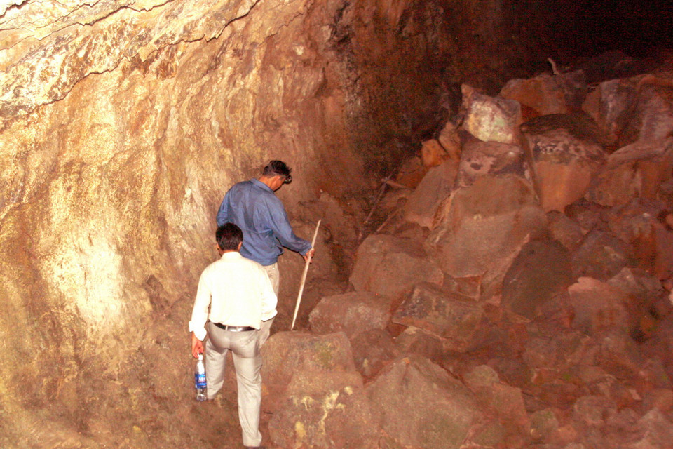 Bên trong hang rộng hàng nghìn mét, có cấu trúc đặc trưng của động núi lửa với dòng các ngấn dung nham phun ngược, hố sụt, các di tích thực vật, tạo nên một cảnh quan kỳ vĩ, hiếm thấy ở các hang động núi lửa trong khu vực Đông Nam Á. (Ảnh: Văn Ngoạn/TTXVN)