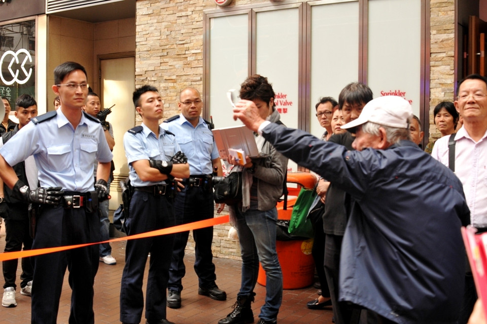 Một người đàn ông phản đối hành động của cảnh sát.