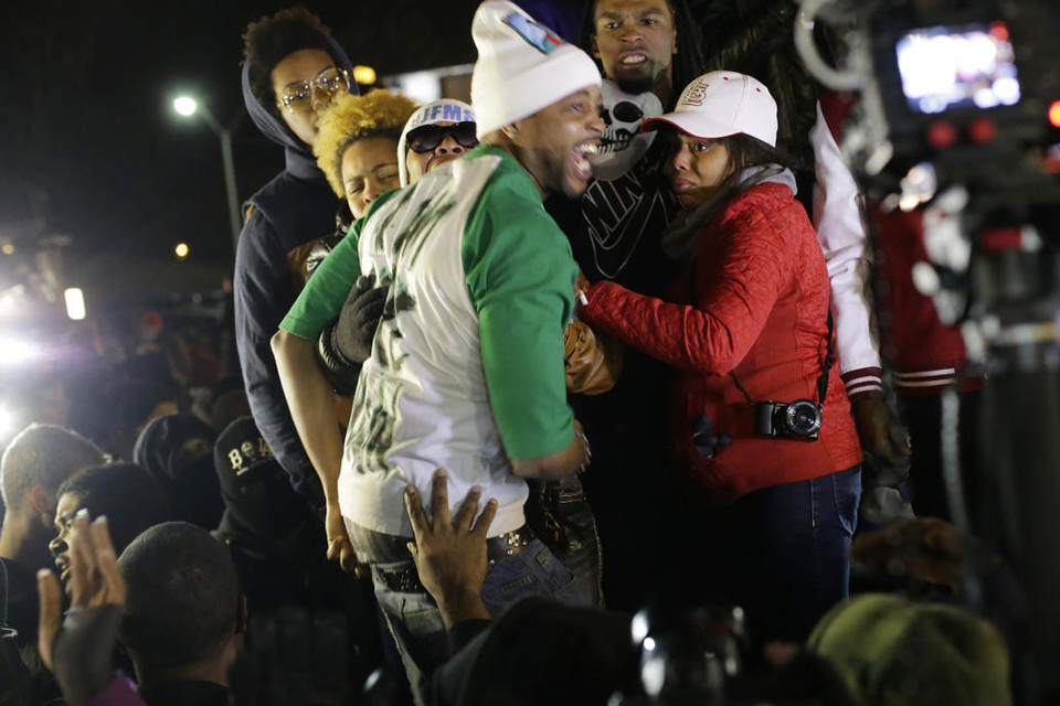 Phản ứng của Lesley McSpadden, mẹ của Michael Brown, đeo kính râm, sau khi nghe phán quyết của tòa án về vụ việc vào ngày 24/11. (Nguồn: AP)