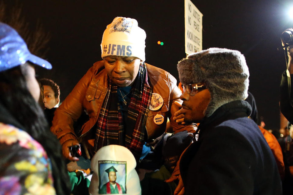 Lesley McSpadden, mẹ của Michael Brown, đang được đưa khỏi khu vực phía trước sở cảnh sát Ferguson. (Nguồn: Getty Images)