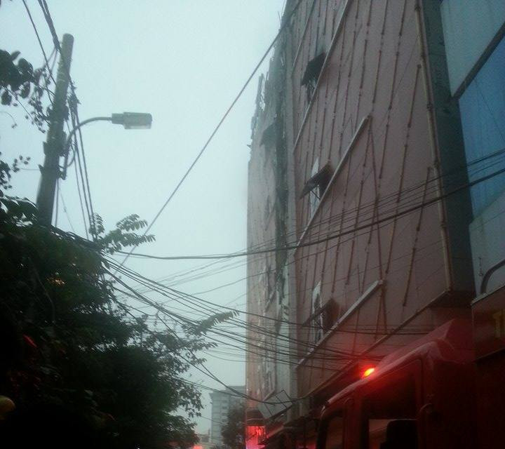 Cứu hỏa dập đám cháy. (Ảnh: Hạnh Dung/Vietnam+)