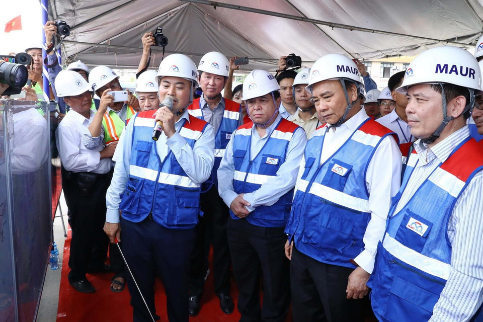 Thủ tướng Nguyễn Xuân Phúc thăm công trường thi công ga Bến Thành. (Ảnh: Thống Nhất/TTXVN)
