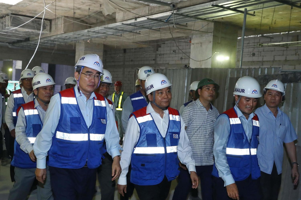 Thủ tướng Nguyễn Xuân Phúc thăm công trường thi công ga Nhà hát Thành phố . (Ảnh: Thống Nhất/TTXVN)