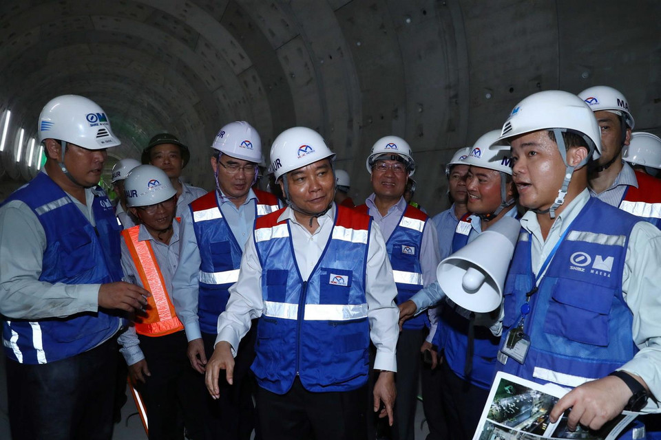 Thủ tướng xuống hầm tham quan, nghe báo cáo tiến độ thi công và trò chuyện với đội ngũ công nhân, kỹ sư, người lao động tại công trường. 