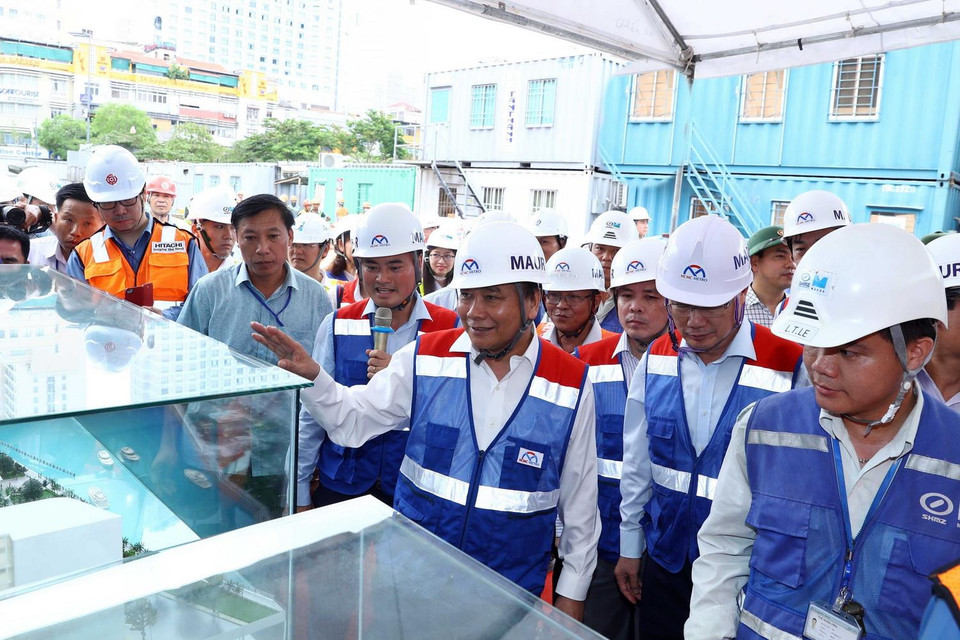 Thủ tướng Nguyễn Xuân Phúc thăm công trường thi công ga Nhà hát thành phố. (Ảnh: Thống Nhất/TTXVN)