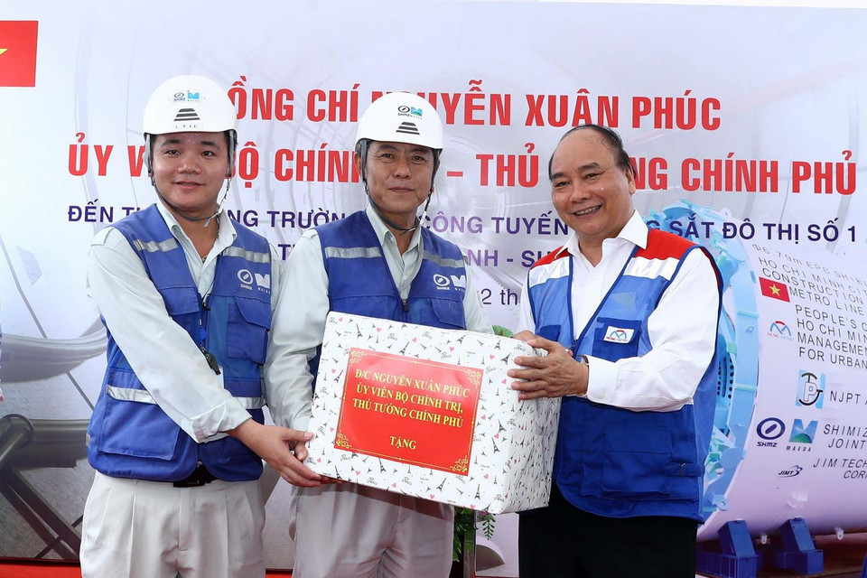 Thủ tướng Nguyễn Xuân Phúc tặng quà cho các đơn vị thi công tuyến Metro số 1 Bến Thành-Suối Tiên. (Ảnh: Thống Nhất/TTXVN)