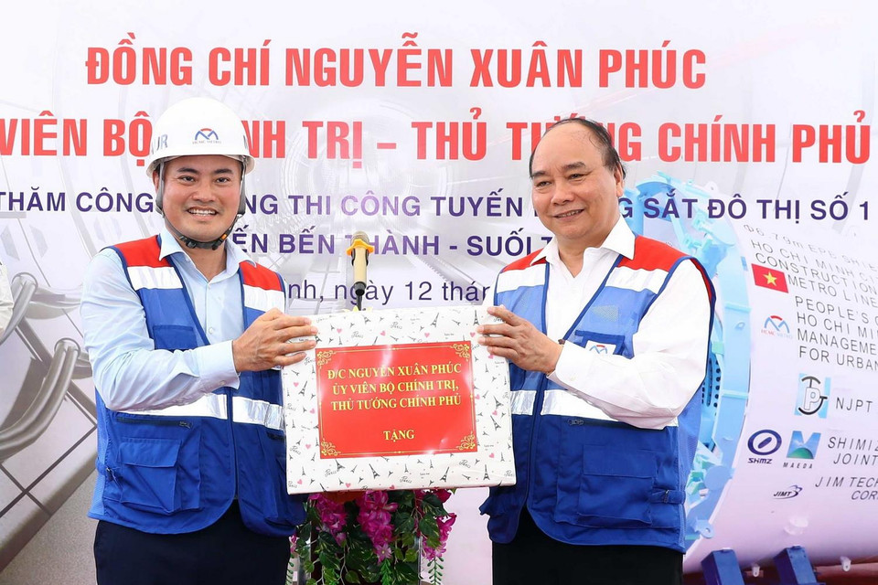 Thủ tướng Nguyễn Xuân Phúc tặng quà cho các đơn vị thi công tuyến Metro số 1 Bến Thành-Suối Tiên. (Ảnh: Thống Nhất/TTXVN)