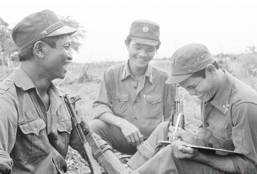 Giao lưu giữa bộ đội tình nguyện Việt Nam với anh Min Chiên (trái) Phó chủ tịch kiêm xã đội trưởng quân dân Xalovia (Campuchia). (Ảnh: TTXVN)