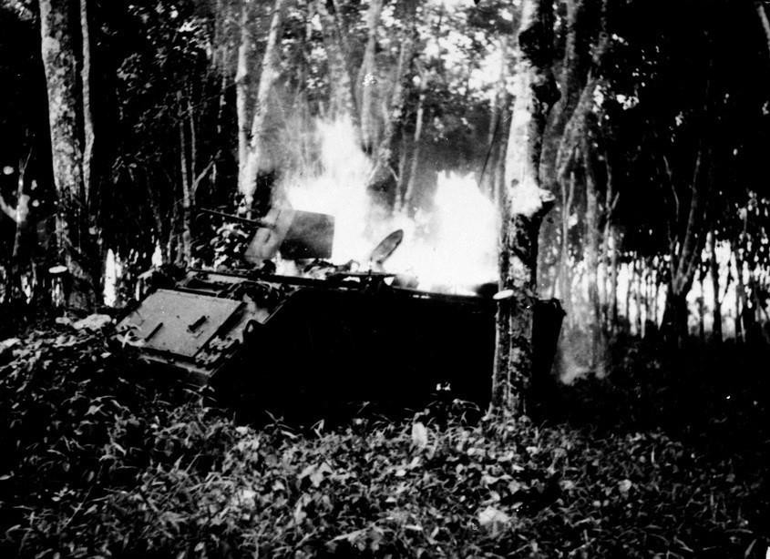 Những ngày đầu trở lại chiến trường miền Nam, với cương vị Tham mưu trưởng Quân giải phóng, đồng chí Lê Đức Anh đã có nhiều đề xuất quan trọng, cùng với cơ quan Tham mưu tích cực tiến hành công tác chuẩn bị cho chiến dịch Bình Giã. Trong hơn một tháng chiến đấu tiến công, chiến dịch đã giành thắng lợi to lớn. Trong ảnh: Xe bọc thép của địch bị quân giải phóng bắn cháy trong trận Bình Giã. (Ảnh TTXVN)