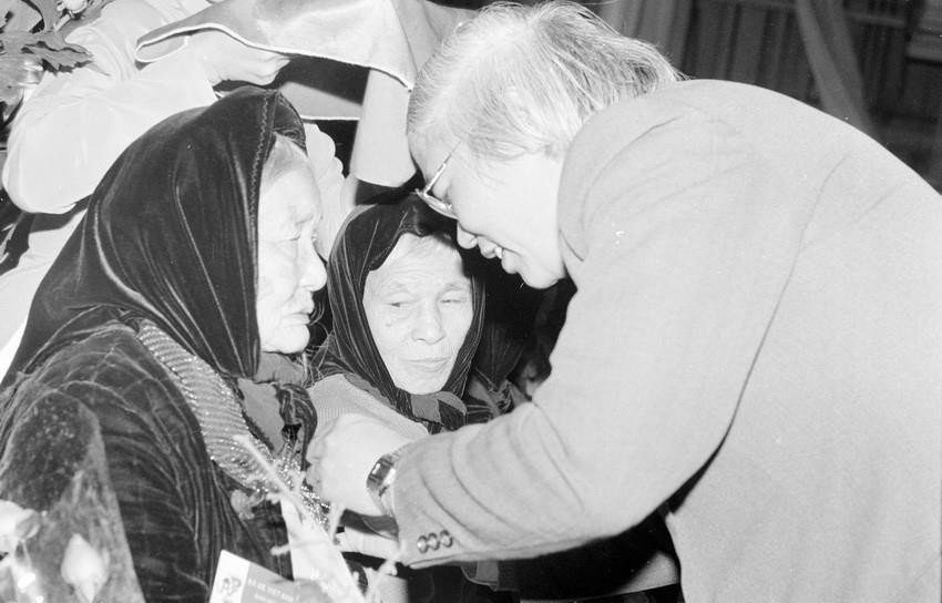 Chủ tịch Ủy ban Nhân dân thành phố Hà Nội khóa XI gắn huy chương Bà mẹ Việt Nam anh hùng cho các bà mẹ Hà Nội (1994). (Ảnh: Thu Hoài/TTXVN)