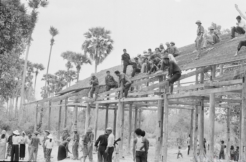 Dưới sự chỉ đạo, chỉ huy của đồng chí Lê Đức Anh, quân tình nguyện và chuyên gia Việt Nam cùng nhân dân Campuchia lật đổ chế độ diệt chủng, tái thiết đất nước Campuchia. Trong ảnh: Bộ đội tình nguyện Việt Nam làm nghĩa vụ quốc tế tại Campuchia tham gia xây dựng trường học ở ngoại ô thị xã Công pông chư năng (1983). (Ảnh: TTXVN)