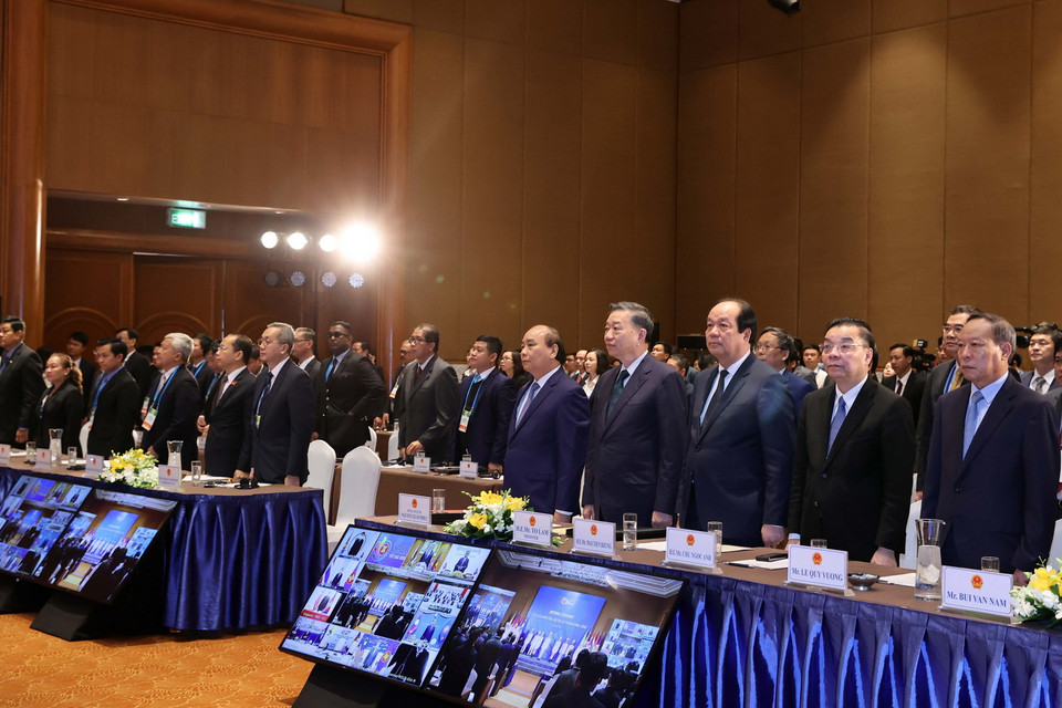 Thủ tướng Nguyễn Xuân Phúc và các đại biểu thực hiện nghi thức chào cờ. (Ảnh: Thống Nhất/TTXVN)