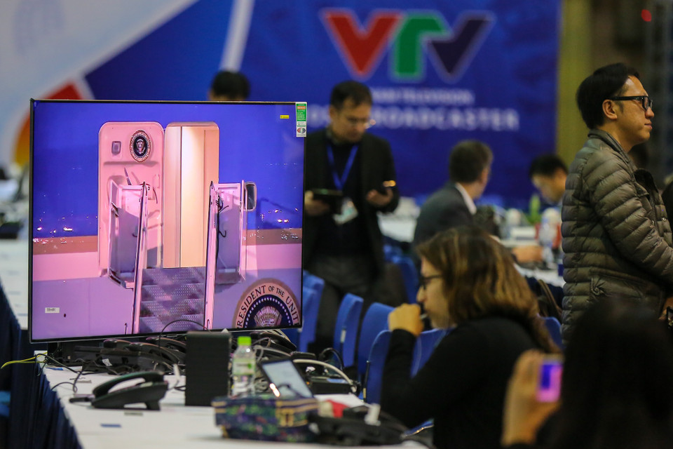 Tại khu vực B chỉ có vài chiếc vô tuyến nên nhiều phóng viên đã tập trung lại để theo dõi. (Ảnh: Minh Sơn/Vietnam+)