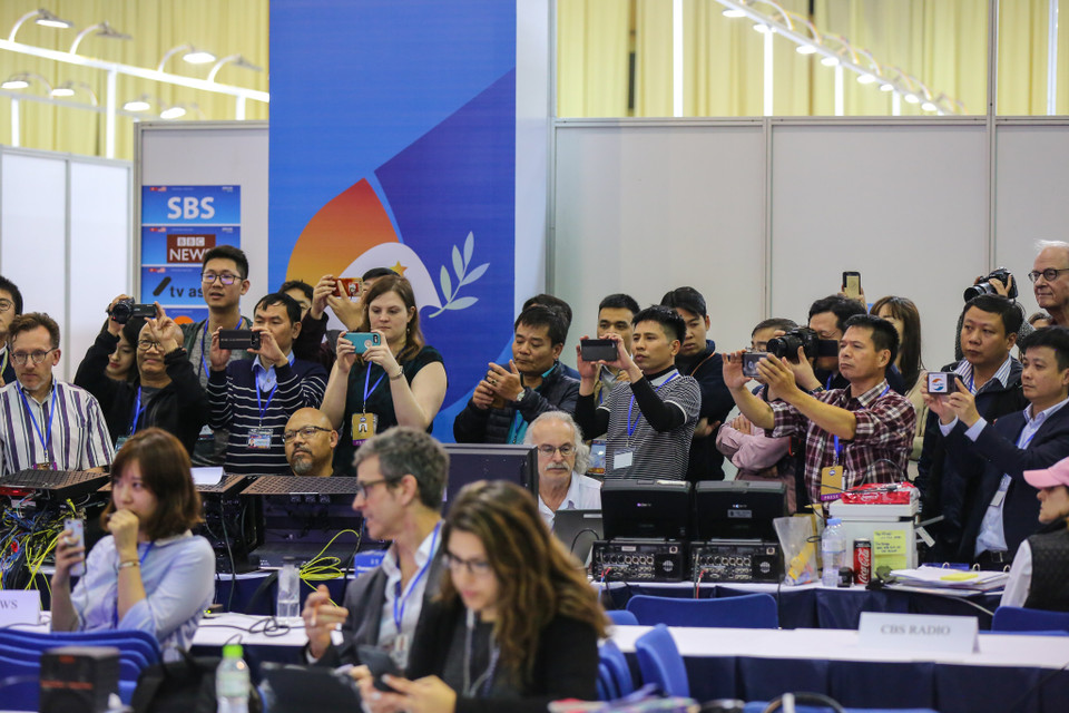 Khoảng 20h55, chiếc AirForce One chở Tổng thống Hoa Kỳ đáp xuống sân bay Nội Bài đã thu hút sự chú ý theo dõi của rất nhiều phóng viên đang tác nghiệp tại Trung tâm Báo chí Quốc tế. (Ảnh: Minh Sơn/Vietnam+)