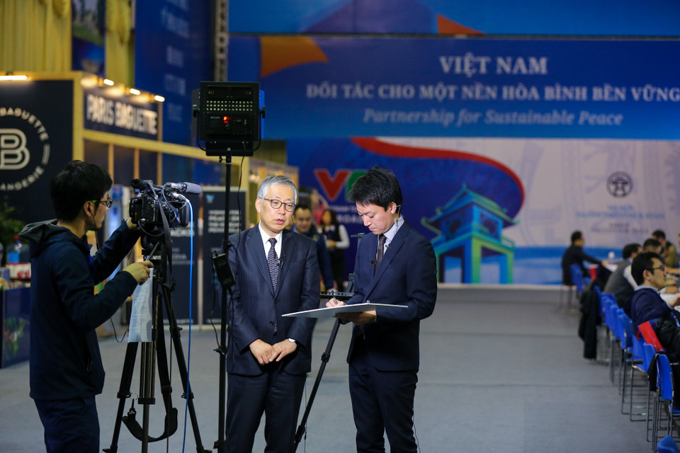 Tranh thủ thời gian này, nhiều phóng viên trong nước lẫn quốc tế đã làm việc đến nửa đêm để đưa những thông tin mới nhất đến độc giả. (Ảnh: Minh Sơn/Vietnam+)