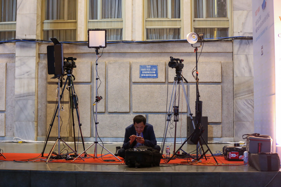 Những trường quay di động không phải hình ảnh hiếm gặp trong suốt thời gian diễn ra hội nghị. (Ảnh: Minh Sơn/Vietnam+)