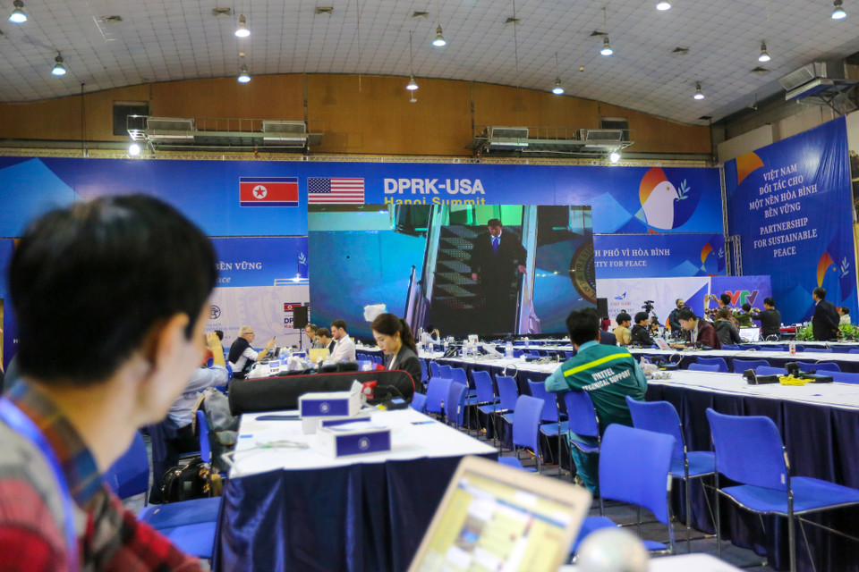 Dù thời điểm này đã rất muộn nhưng tại đây vẫn còn rất đông phóng viên trong nước và quốc tế. (Ảnh: Minh Sơn/Vietnam+)