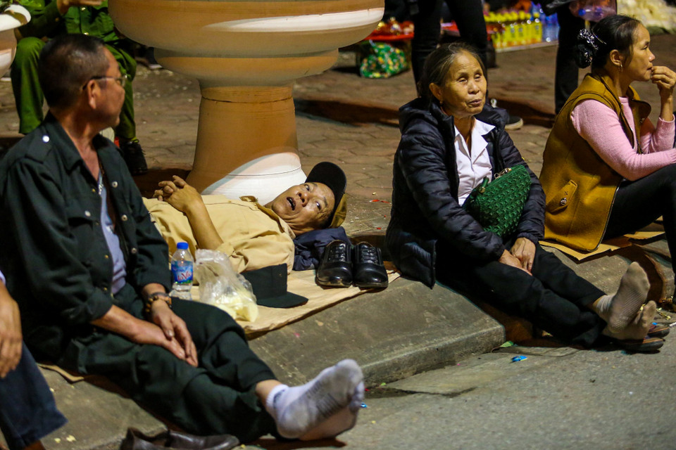 'Mặc dù vài năm trở lại đây, việc phát ấn sẽ được diễn ra suốt trong tháng Giêng, nhưng chúng tôi vẫn muốn tự mình xin được Ấn trong ngày mở hội. Không phải để cầu thăng quan, tiến chức mà chủ yếu để lấy may,' một người dân cho hay. (Ảnh: PV/Vietnam+)