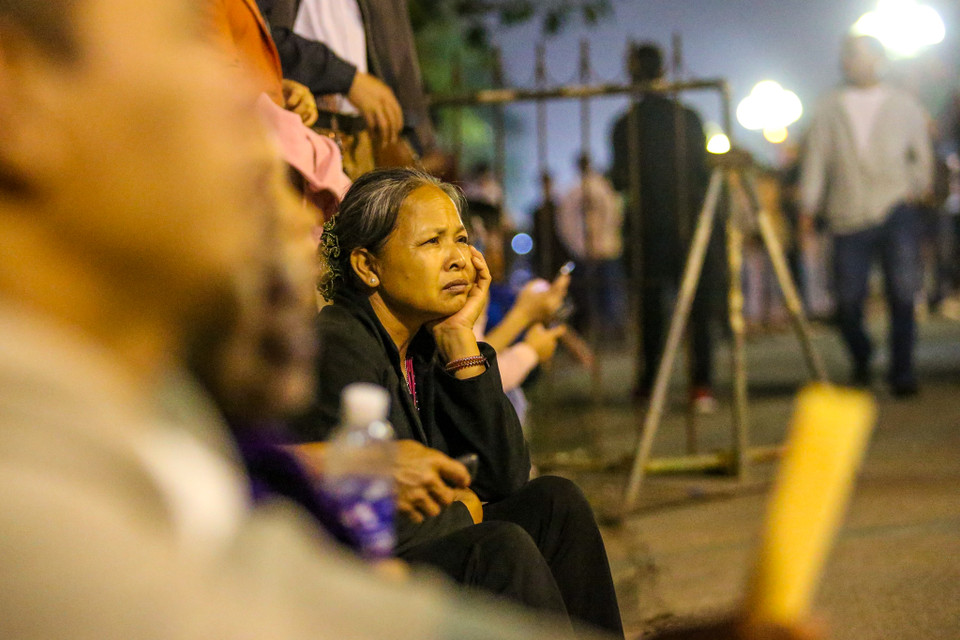 Mặc dù theo thông báo của ban tổ chức, phải 5 giờ sáng 19/2 mới bắt đầu phát ấn đền Trần nhưng từ đêm, rất nhiều người dân đã có mặt tại 3 điểm phát ấn để chờ. (Ảnh: PV/Vietnam+)