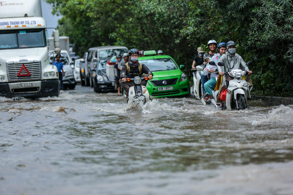 Người dân sinh sống tại khu vực An Khánh, ven Đại lộ Thăng Long cho biết, cứ sau trận mưa lớn hoặc vào mùa mưa bão, tình trạng ngập úng lại xảy ra. (Ảnh: Minh Sơn/Vietnam+)