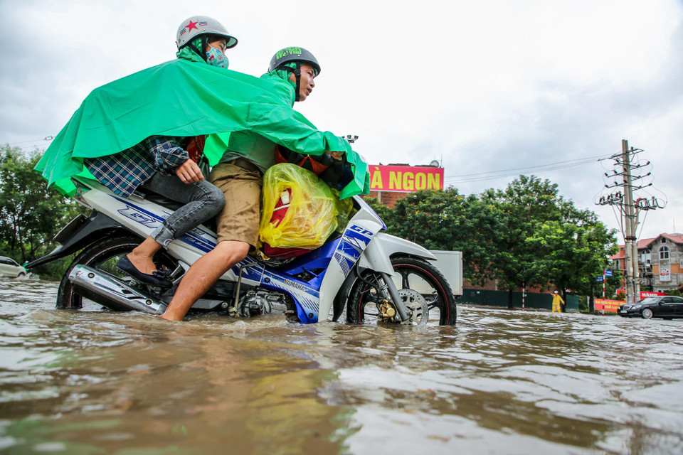 Nếu muốn tránh đoạn đường ngập sâu, các phương tiện phải đi đường vòng xa hơn 2-3km. (Ảnh: Minh Sơn/Vietnam+)