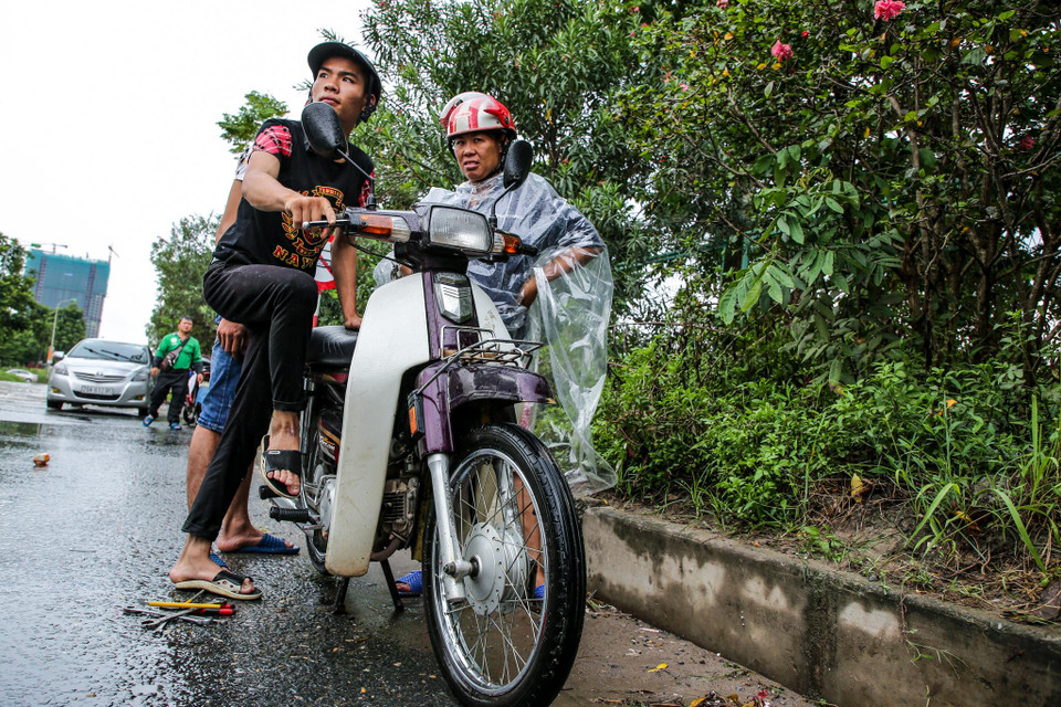 Rất nhiều phương tiện chết máy phải nhờ tới đội sửa xe. (Ảnh: Minh Sơn/Vietnam+)