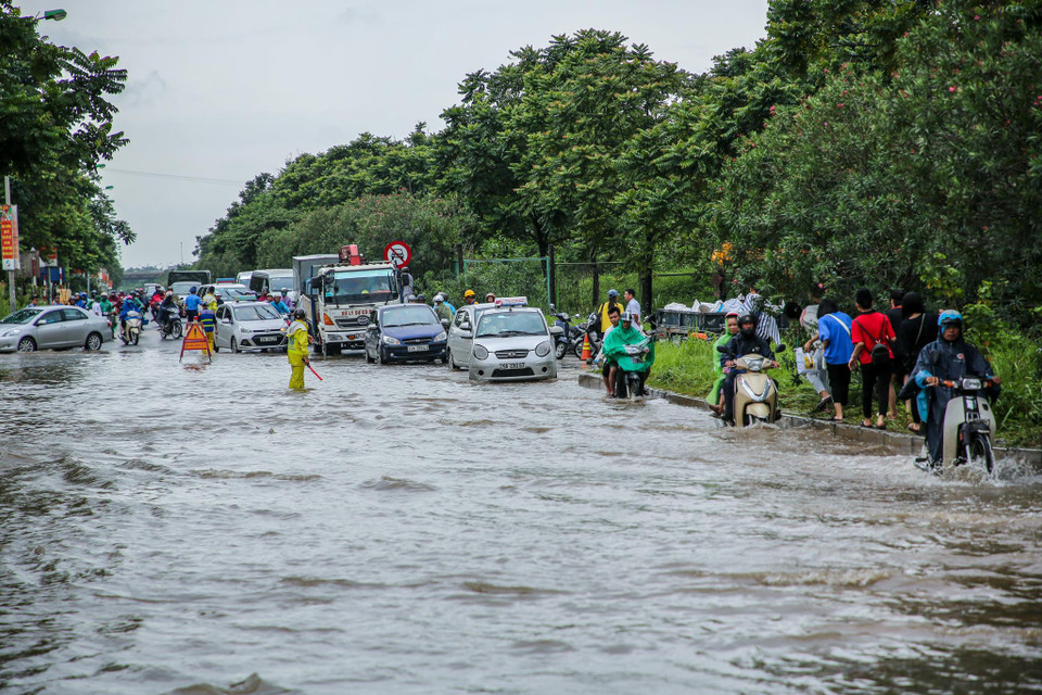 Theo người dân tại đây, khu vực này nằm ở vùng trũng, lượng mưa lại quá lớn khiến nước không thoát kịp. (Ảnh: Minh Sơn/Vietnam+)