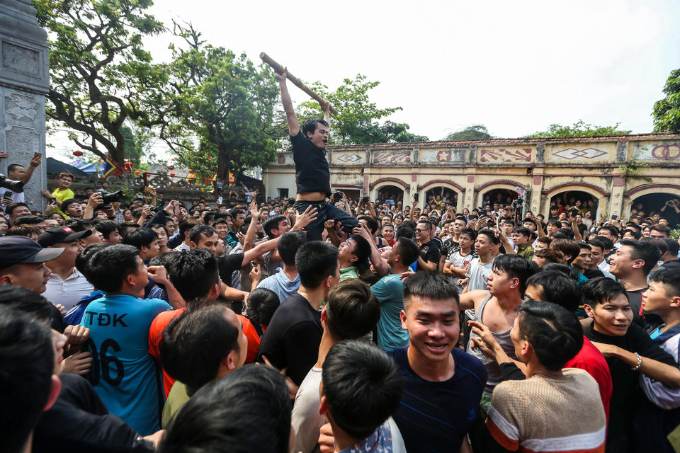 Cây bông được chuẩn bị từ trước lễ hội khoảng một tháng.(Ảnh: Minh Sơn/Vietnam+)