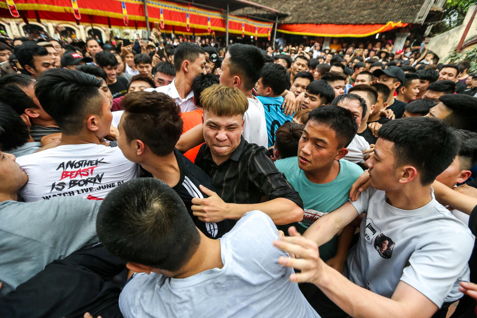 Nhiều người tỏ ra mệt mỏi sau một khoảng thời gian dài tranh cướp cây bông. (Ảnh: Minh Sơn/Vietnam+)