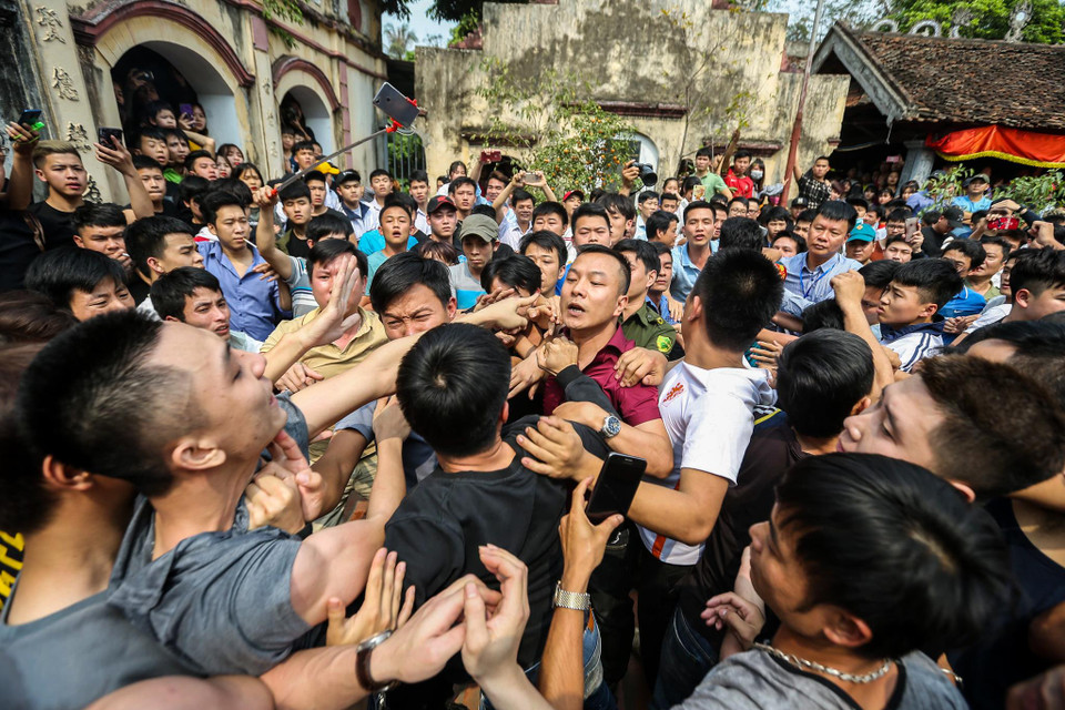 Chuyện xô xát ẩu đả trong lễ hội vẫn tiếp tục diễn ra khi có nhiều thanh niên tỏ ra bức xúc trong việc tranh giành cây bông. (Ảnh: Minh Sơn/Vietnam+)