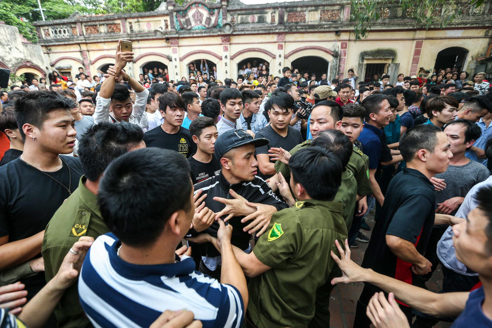 Lực lượng an ninh đã liên tục ngăn cản thậm chí khống chế một số thanh niên quá khích. (Ảnh: Minh Sơn/Vietnam+)
