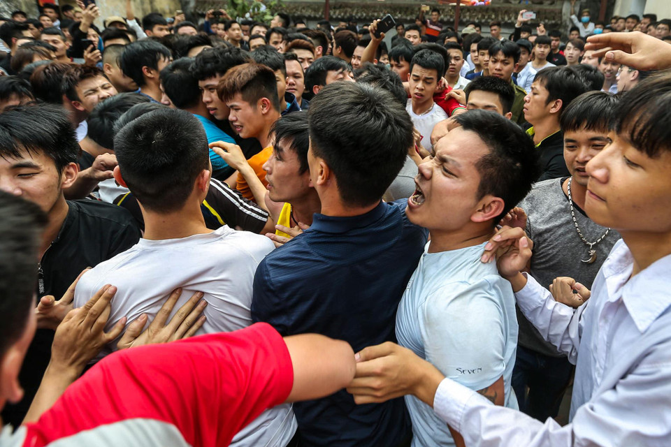 Đây là một lễ hội lớn được tổ chức ngay sau Tết nguyên đán, Tương truyền những ai đoạt được cây bông sẽ là niềm tự hào của làng xóm, gia đình. Do vậy thanh niên trong làng ai nấy đều quyết liệt đạt bằng được cây bông. (Ảnh: Minh Sơn/Vietnam+)