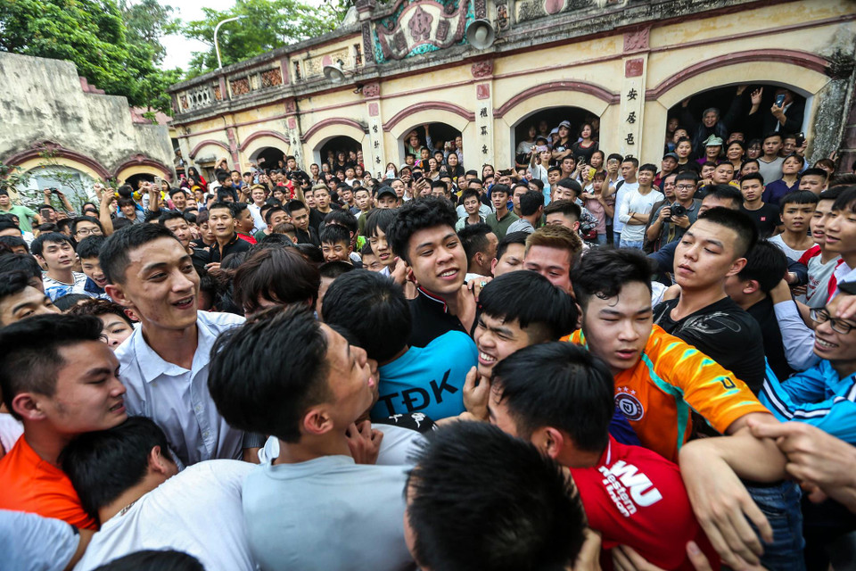 Chiều ngày 11/3 (6/2 âm lịch) diễn ra lễ hội Giằng Bông. Theo thông lệ, lễ hội diễn ra từ ngày mồng 4 đến ngày mồng 7 tháng 2 âm lịch, cứ 5 năm tổ chức linh đình một lần. (Ảnh: Minh Sơn/Vietnam+)