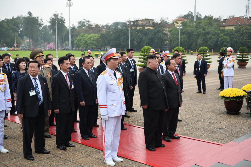 Trước khi rời Hà Nội, Chủ tịch Kim Jong-un đã vào Lăng viếng Chủ tịch Hồ Chí Minh, đặt vòng hoa tại Đài Tưởng niệm các Anh hùng Liệt sĩ. (Ảnh: PV/Vietnam+)