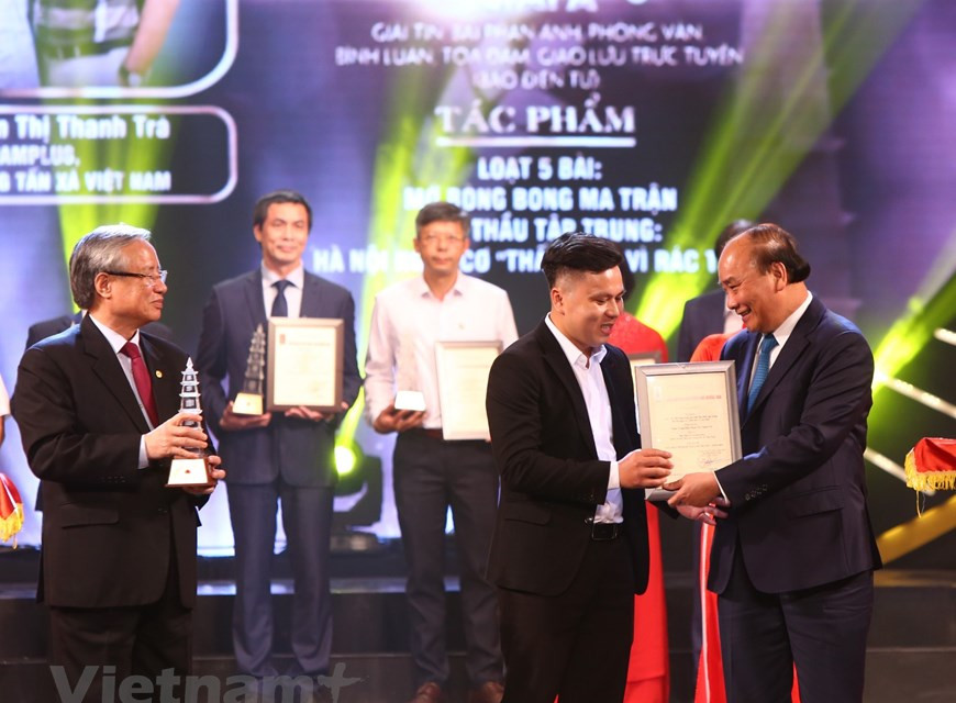 Loạt bài “Ma trận đấu thầu tập trung: Hà Nội nguy cơ ‘thất thủ’ vì rác thải” của nhóm tác giả Báo Điện tử VietnamPlus được vinh danh Giải A Giải Báo chí Quốc gia lần thứ XIV (2019).